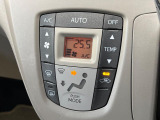 【オートエアコン】一度お好みの温度に設定すれば、車内の温度を検知し風量や温度を自動で調整。暑い&hellip;寒い&hellip;と何度もスイッチ操作をする必要はありません。快適な車内空間には必須の機能ですね♪