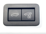 【パワーバックドア】スマートキーや運転席のボタンを押すだけでリアゲートが自動で開閉します!荷物を持っている時や、高い位置にあるバックドアを閉める際に便利な機能です♪