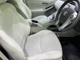 明るい色合いのシートとゆったりした座面で、運転席・助手席ともに落ち着いて過ごせる空間です。前方を見渡しやすく、乗り降りもしやすい室内です。