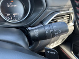 レバーには各種表示がまとまり、運転席から目に入りやすい位置に配置されています。手元で扱う装備の内容を確認しやすく、日々の運転を支える便利なスイッチまわりです。