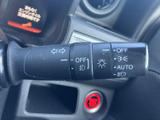 レバーには各種マークが表示され、運転席から目で確認しやすい配置です。手元にまとまっているため、必要なときに操作箇所を把握しやすく、日常の運転を支える装備となっています。