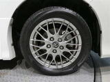 スポーティな印象を与える純正ホイールです。どこまでも走っていきたくなるようなデザインですね♪