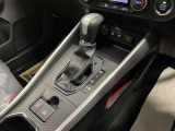 操作しやすいATシフトです♪シフトチェンジを気にしなくていいので運転だけに集中できますね!自然と手に届くところにある、手になじむ形状のシフトノブがいいですね♪