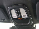 ルーフにあるボタンは、車両が始動しない場合、パンクした場合、または事故に遭った場合などの緊急時に支援の要請に使用できるため、安心感を高めることができます。