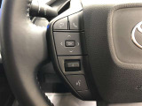 【ステアリングスイッチ】マルチインフォメーションディスプレイ内の表示切替や運転支援機能、オーディオなどの操作をステアリングから手を離さずに行うことができます。
