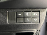 パーキングセンサーや横滑りを防ぐVSA等のスイッチ類は運転席の右側、手の届きやすい位置にあります。