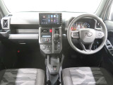 使いやすく運転しやすいレイアウトの運転席回り。
