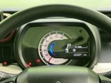 速度やシフト位置など、運転時に確認したい情報がひと目で把握しやすく表示されます。必要な表示がまとまっており、走行中も視線の移動を抑えて確認しやすいメーターまわりです。
