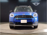 【BMWの伝統】BMWの特徴的な&ldquo;キドニーグリル&rdquo;は、80年以上続く伝統の形でございます。変わらないこだわりのデザインが、プレミアムブランド&ldquo;BMW&rdquo;を創り出します。