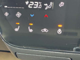 前席にはシートヒーターが付いてますし、ステアリングにもヒーターが付いてます。寒い冬には重宝します☆