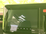 大きく見やすい画面を備え、ナビやオーディオなどの車内機能をまとめて扱えます。画面下には操作アイコンが並び、必要な項目を確認しやすいレイアウトです。日常の移動を快適にサポートします。