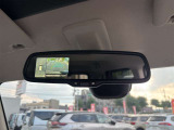 【全方位カメラ】自車を真上から見下ろす視点をモニターに映す機能。駐車や離合時の死角を無くして安全を支えます。トヨタ名のパノラミックビュー等、現代の商談では外せない必須の安全装備です。