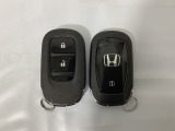 スマートキーを装備しています。鍵を差し込むことなくドアロックの開け閉めと、スタートボタン操作でのエンジンスタートができます。スペアキーも同じものを用意しております。