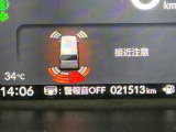 パーキングセンサーシステムは走行中に障害物が迫ると音と表示でお知らせ、低速走行時時の安心感を高めます