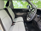 明るい色味のシートと大きな窓が、運転席まわりに開放感をもたらします。座面や背もたれもゆったりとした印象で、乗り降りの際にも室内の広さを感じていただけます。
