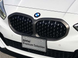 左右のキドニー・グリルの中心にはBMWのエンブレムが鎮座し、個性を放つデザイン性を兼ね備えました。