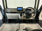 【前方視界】開放的な前方視界!運転がしやすく疲れにくいです♪窓が大きく、見通しがとっても良いおクルマですよ♪