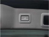 【パワーバックドア】スマートキーや運転席のボタンを押すだけでリアゲートが自動で開閉します。両手に荷物を持っている時や高い位置のバックドアを閉める際に便利な機能です。