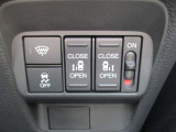 両側電動スライドドアです。運転席やキーレスから開閉が出来てとても重宝します。