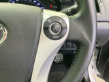 ハンドルの近くに配置され、運転姿勢を大きく変えずに手を伸ばしやすい位置です。周辺には表示を操作するスイッチも備わり、運転時に手元で確認できます。