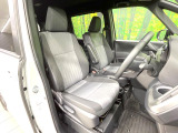 運転席まわりには十分なスペースがあり、大柄な方でもゆったり運転していただける環境です。