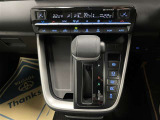 操作しやすいATシフトです♪シフトチェンジを気にしなくていいので運転だけに集中できますね!自然と手に届くところにある、手になじむ形状のシフトノブがいいですね♪