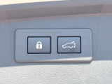 【パワーバックドア】スマートキーや運転席のボタンを押すだけでリアゲートが自動で開閉します!荷物を持っている時や、高い位置にあるバックドアを閉める際に便利な機能です♪