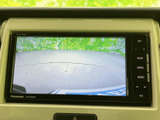 後方の様子を画面で確認でき、駐車時や後退時の安全確認をサポートします。車両後方の状況を把握しやすく、周囲に注意を払いながら操作したい場面で便利です。