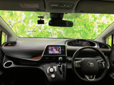 運転席まわりは前方の見通しがよく、メーターやナビ画面も視線を移しやすい配置です。落ち着いた色合いのシートと広がりを感じる室内で、毎日の移動も快適に過ごせます。