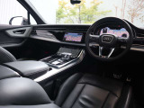 内装はシンプルに使い勝手を考え作られています。お車を運転する感覚をダイレクトに体感して頂けます。室内も広くロングドライブにも快適にお過ごしいただけます。