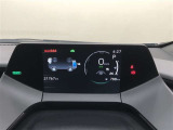 【トップマウントメーター】7インチディスプレイにミニマルなグラフィックメーターやLEDインジケーターを表示します。視線移動少なく表示が確認できる、運転に集中しやすい構成となっています。