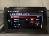 車線逸脱警報システムは、走行中にカメラで車線を検知して、自車が車線から逸脱する可能性があると判断した場合に、警報によりドライバーに通知します。