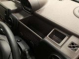 アッパートレイ&小物入れ&ポストカードホルダーです。運転席側の収納も充実しています!