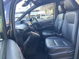 前席は身体を預けやすい形状のシートが並び、運転席から前方を見渡しやすい室内です。助手席側にも足元の空間があり、同乗者と快適に過ごせる配置となっています。
