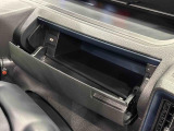 小物が収納できる運転席側インパネアッパーボックス。 ボックス内にはUSBソケットが一口。