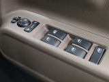 運転席からも操作可能な全席パワーウィンドウが装備されています。