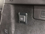 アクセサリーコンセント(AC100V・1500W)です。ラゲージルーム右側に設置されています。非常時給電システムも搭載しています。機能の詳細につきましては、展示店舗までお尋ねください。