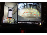 パノラミックビューモニター付きです。車両を上から見たような映像をディスプレイ画面上に表示。運転席からの目視だけでは見にくい、車両周辺の状況をリアルタイムでしっかり確認できます。