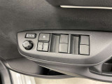 パワーウィンドウスイッチで運転席から全席の窓の開閉ができます♪