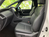 前席は座面と背もたれにゆとりがあり、視界を確保しやすい運転席まわりです。助手席側も広々とした印象で、同乗の方にも落ち着いてお過ごしいただけます。