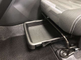 助手席大型シートアンダートレイです。履き替えた靴などの収納に可能!