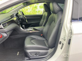 運転席と助手席は、身体を受け止める形状のシートで落ち着いて座れます。前方や左右を見渡しやすい室内で、乗り込んだ際も清潔感のある雰囲気が広がります。