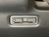 ハンドルの左下にETCがついています。高速道路の料金所の通過も楽々です!。カードの取り出しもしやすい場所についています。
