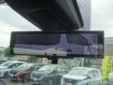 【スマートルームミラー】後席の大きな荷物や同乗者で後方が確認しづらい時でも安心!カメラが撮影した車両後方の映像をルームミラー内に表示。クリアな視界で状況の確認が可能です!
