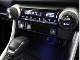 左右独立温度コントロールフルオートエアコンです。運転席、助手席それぞれで独立して温度設定ができます。冷え性の方が乗っても安心ですね♪