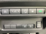 スイッチが横一列にまとまり、表示も添えられているため、必要な項目を目で追いやすい配置です。運転中に確認しやすく、日々の操作にもなじみやすい印象です。