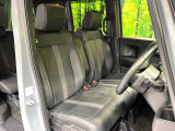 運転席まわりには十分なスペースがあり、大柄な方でもゆったり運転していただける環境です。