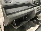 グローブボックスなどの多彩で便利な収納が設けられています。