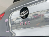 バックカメラ始動時にはVWのエンブレムが動いてカメラがボディの中心位置で映し出します。