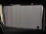 後部座席にはサンシェード付きです!